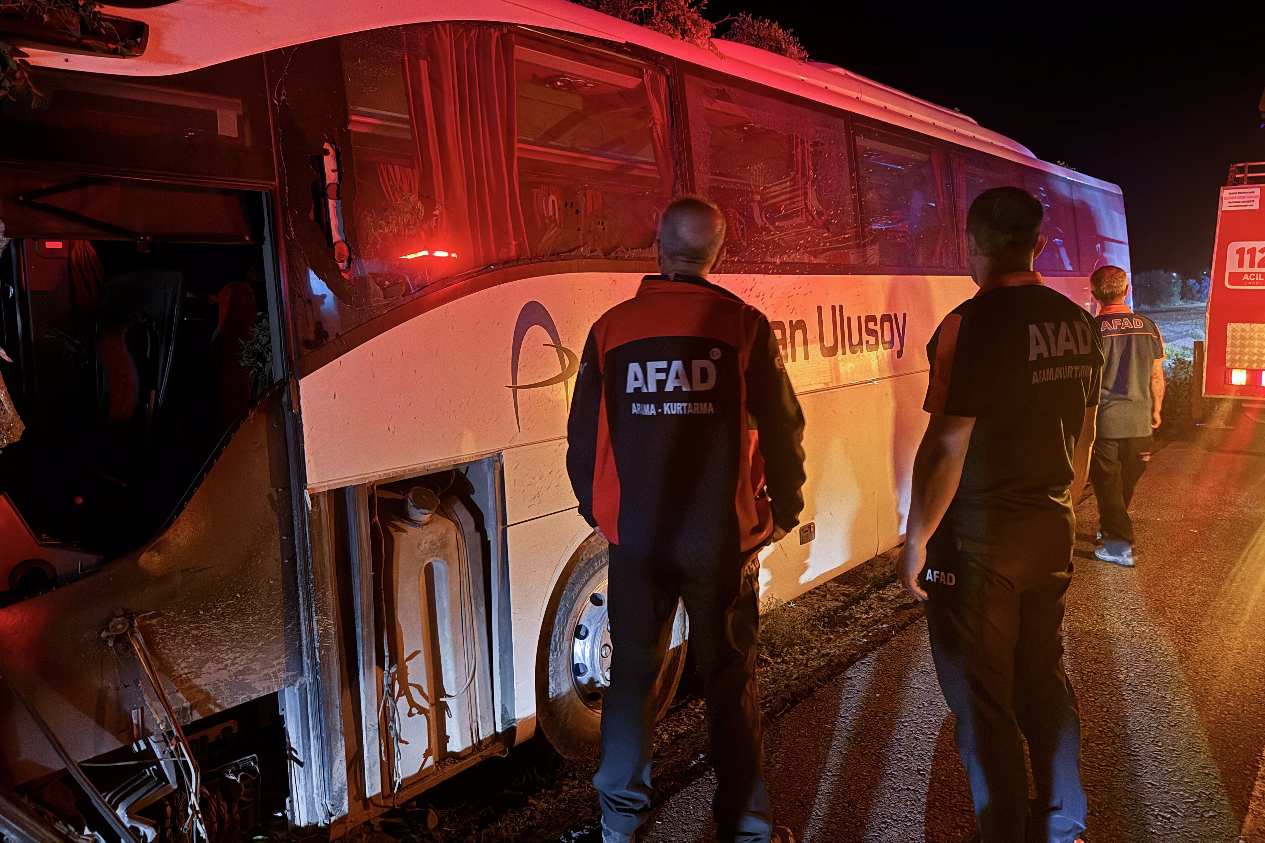 Kayseri'de yolcu otobüsü orta refüjdeki ağaçlara çarptı! Ölü ve yaralılar var Kayseri'de yolcu otobüsü orta refüjdeki ağaçlara çarptı! Ölü ve yaralılar var - 2. Resim