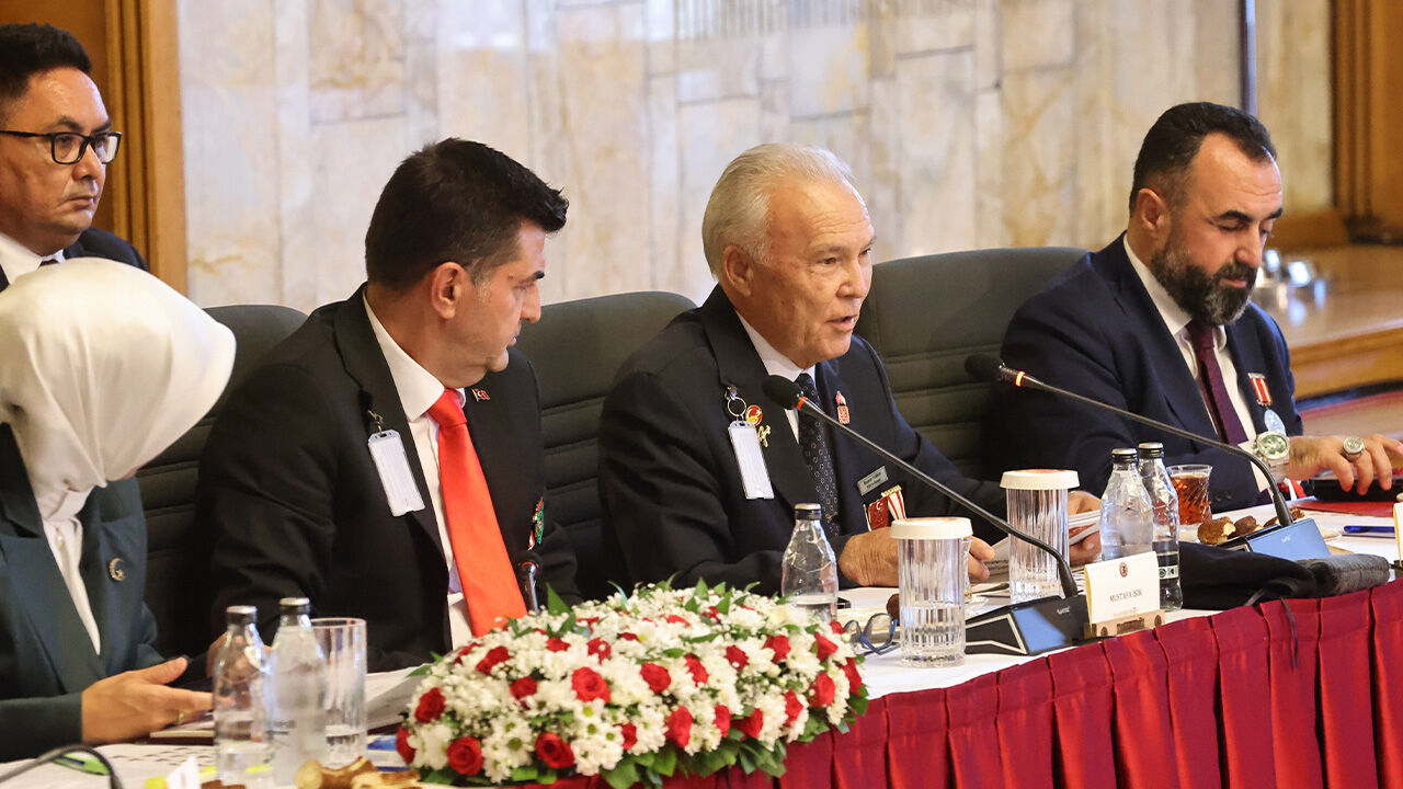 Komisyonun en çarpıcı anı! Kahraman gazi, protez gözünü çıkarıp öyle konuştu - 2. Resim