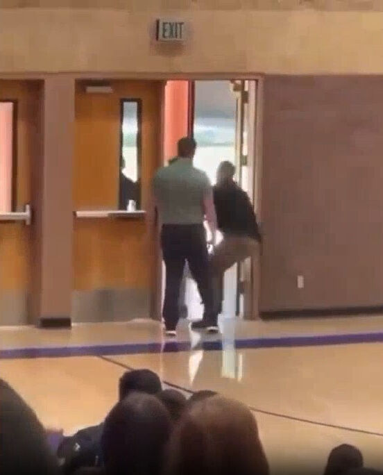 Lisede akılalmaz olay! Herkesin gözü önünde öğretmenini darp etti: Güvenlik böyle müdahale etti - 2. Resim