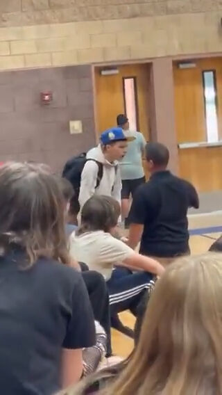 Lisede akılalmaz olay! Herkesin gözü önünde öğretmenini darp etti: Güvenlik böyle müdahale etti - 1. Resim