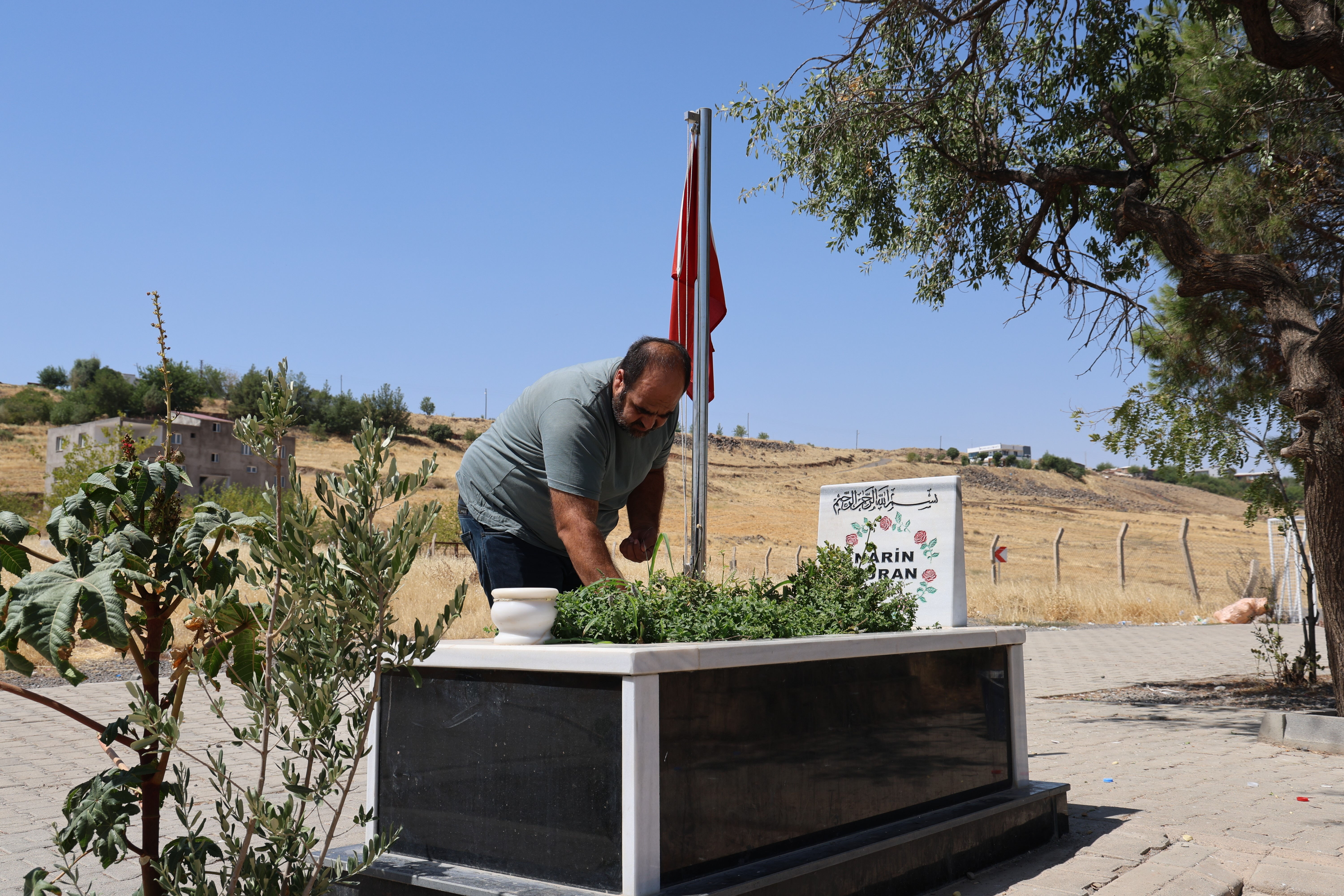 Narin Güran cinayetinin üzerinden 1 yıl geçti: Köyün girişinde dikkat çeken dövizler! Saniye saniye... - 8. Resim