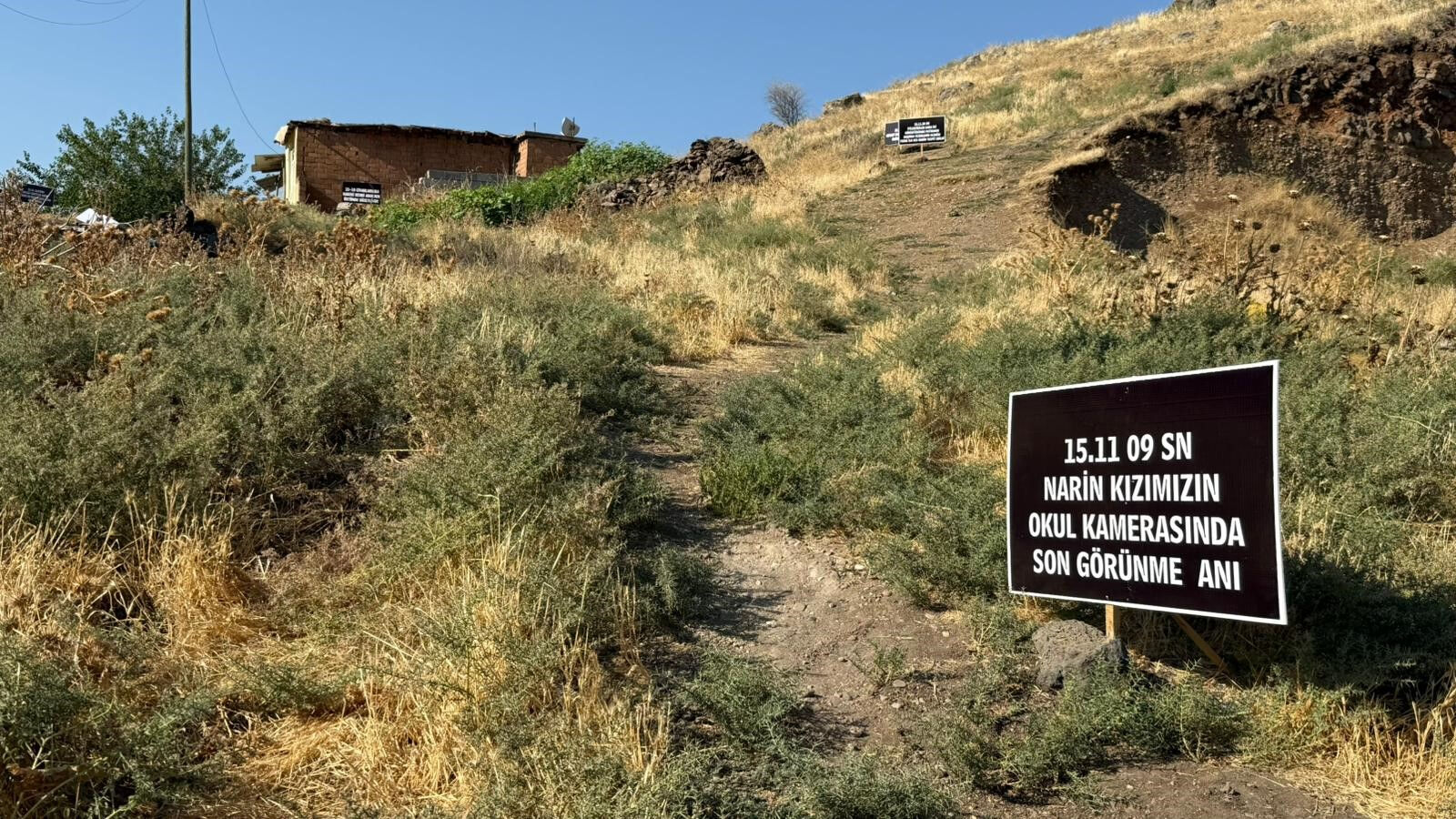 Narin Güran cinayetinin üzerinden 1 yıl geçti: Köyün girişinde dikkat çeken dövizler! Saniye saniye... - 5. Resim