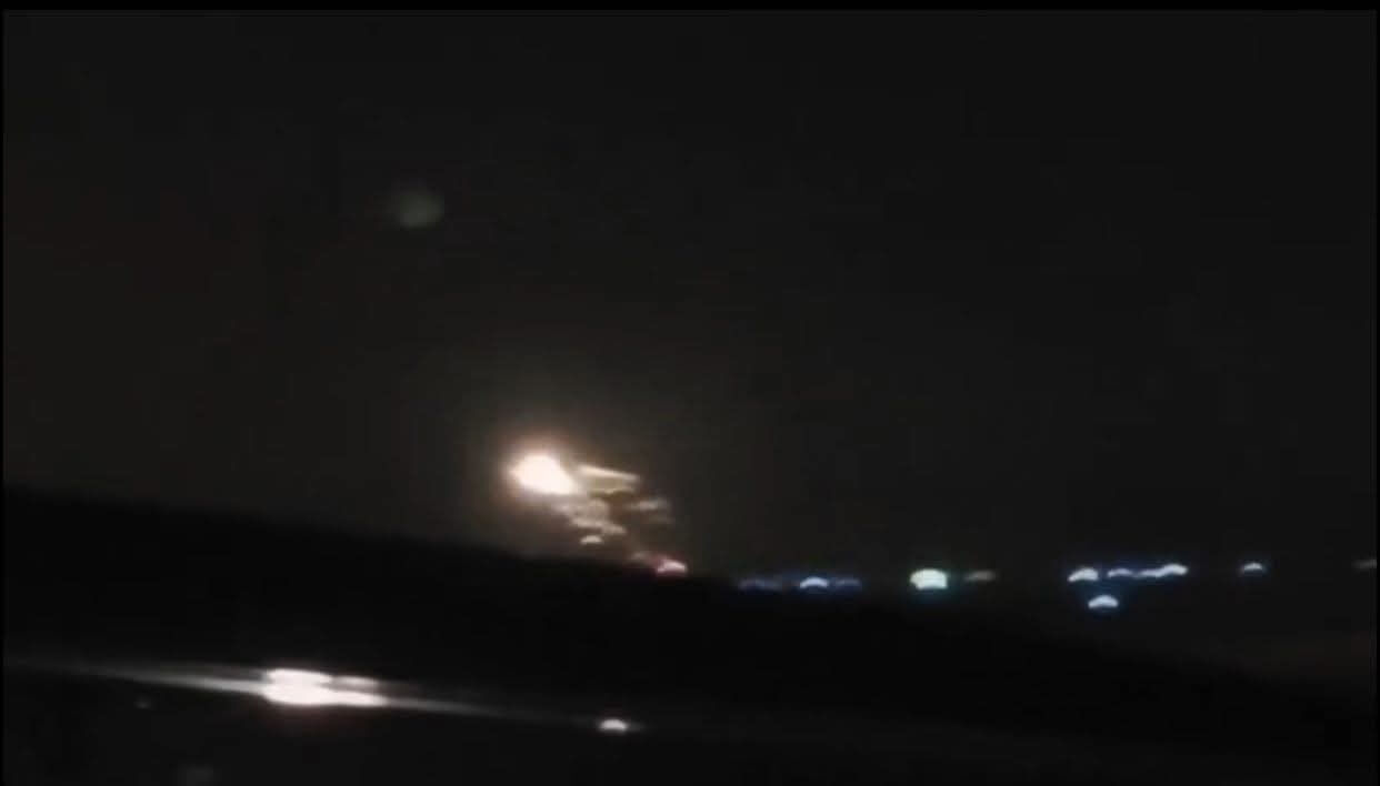 Savaş uçağı gökyüzünde alev aldı! Malezya ordusundan açıklama - 1. Resim