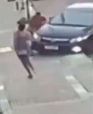 Telefon çalan hırsızı arabayla ezdi! O anlar çok konuşuldu - 1. Resim