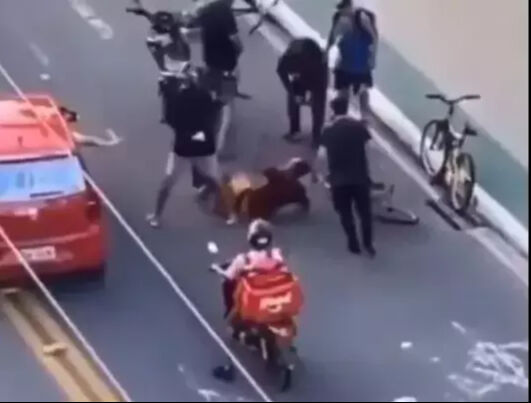 Telefon çalan hırsızı arabayla ezdi! O anlar çok konuşuldu - 2. Resim