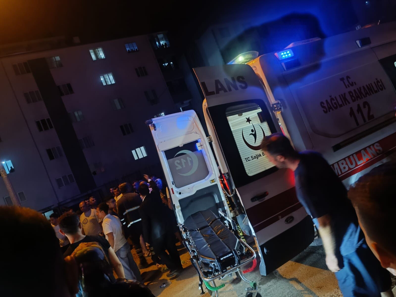 Tırdaki inşaat demirleri motosikletin üzerine devrildi, yaralılar var - 2. Resim