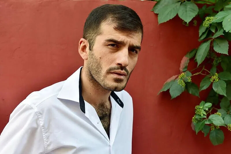 Ufuk Bayraktar kimdir, neden gözaltına alındı? Ünlü oyuncu ortalığı birbirine kattı! - 1. Resim