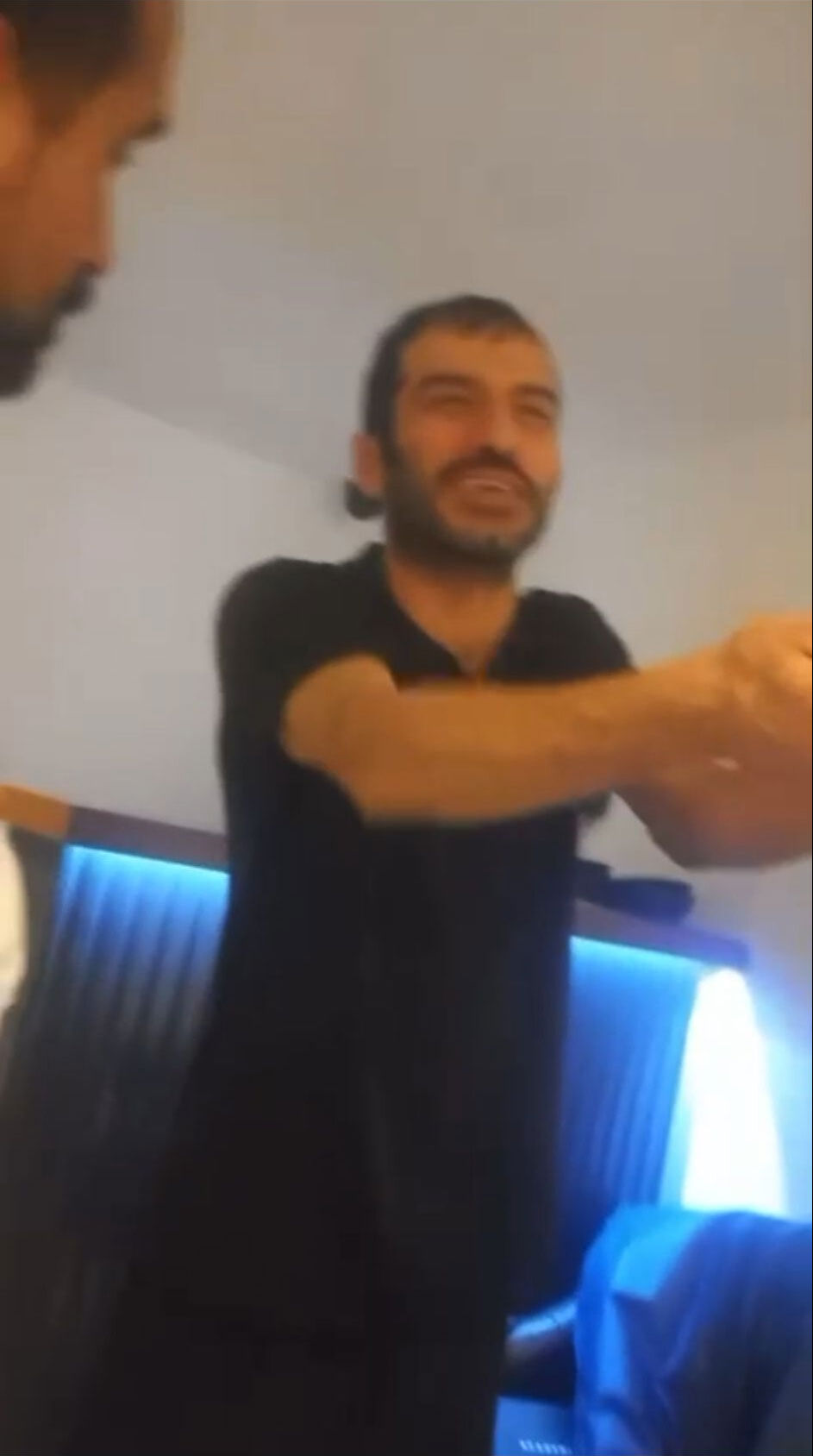 Ünlü oyuncu Ufuk Bayraktar restoran bastı! Yetmedi para istedi: Ekipler harekete geçti - 3. Resim