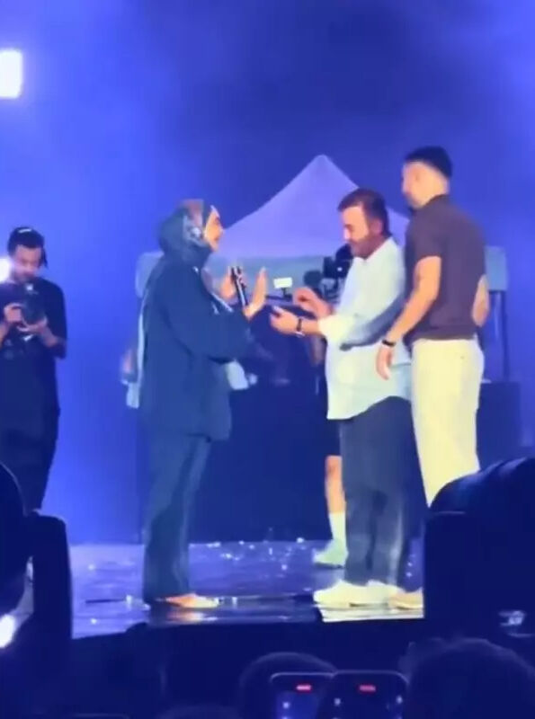 Ünlü rapçi BLOK3'ün konserinde tartışma çıkaran anlar! Sosyal medya ayağa kalktı - 3. Resim