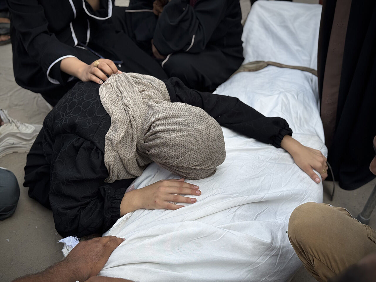 Vahşetin bu kadarına da pes! Kan ve gözyaşı birbirine karıştı... İsrail Gazze'de insani yardım bekleyenlere saldırdı - 4. Resim