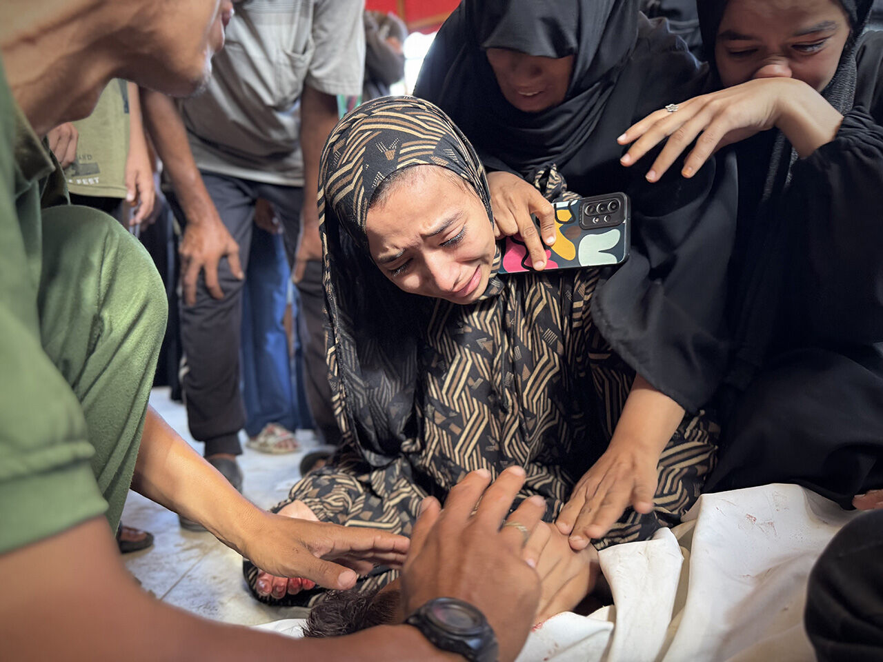 Vahşetin bu kadarına da pes! Kan ve gözyaşı birbirine karıştı... İsrail Gazze'de insani yardım bekleyenlere saldırdı - 7. Resim