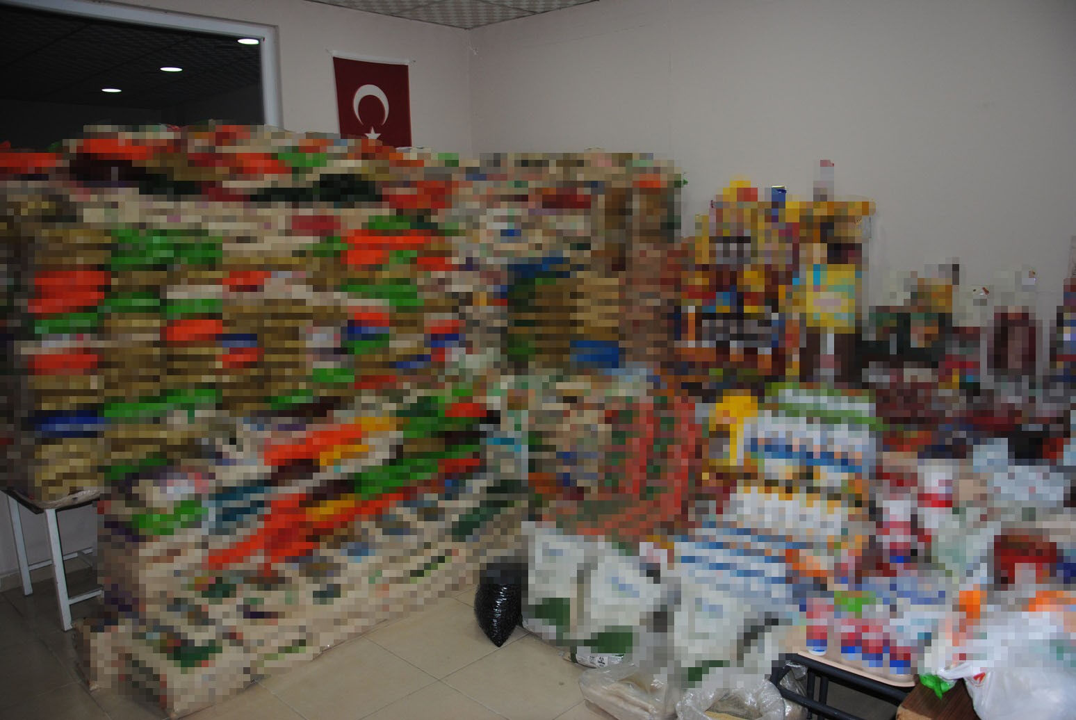 Zincir marketlerde büyük skandal! Tonlarca bozuk gıda ele geçirildi - 2. Resim