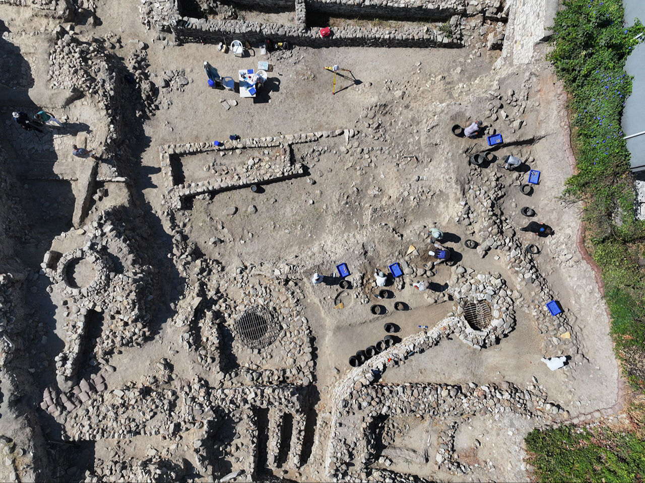 7 bin yıllık tarihe oksijen tüpleriyle daldılar! Tarihi limanda yeni keşifler karada başladı, denizde devam etti - 17. Resim