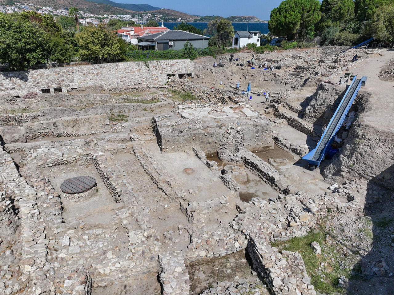 7 bin yıllık tarihe oksijen tüpleriyle daldılar! Tarihi limanda yeni keşifler karada başladı, denizde devam etti - 3. Resim