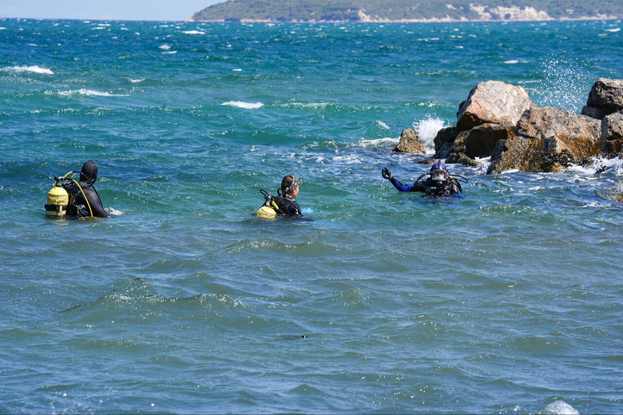 7 bin yıllık tarihe oksijen tüpleriyle daldılar! Tarihi limanda yeni keşifler karada başladı, denizde devam etti - 4. Resim