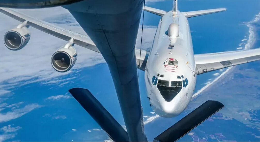 ABD’nin en tehlikeli uçağı sessizce havalandı! Gözetleme sistemleri alarm verdi - 1. Resim