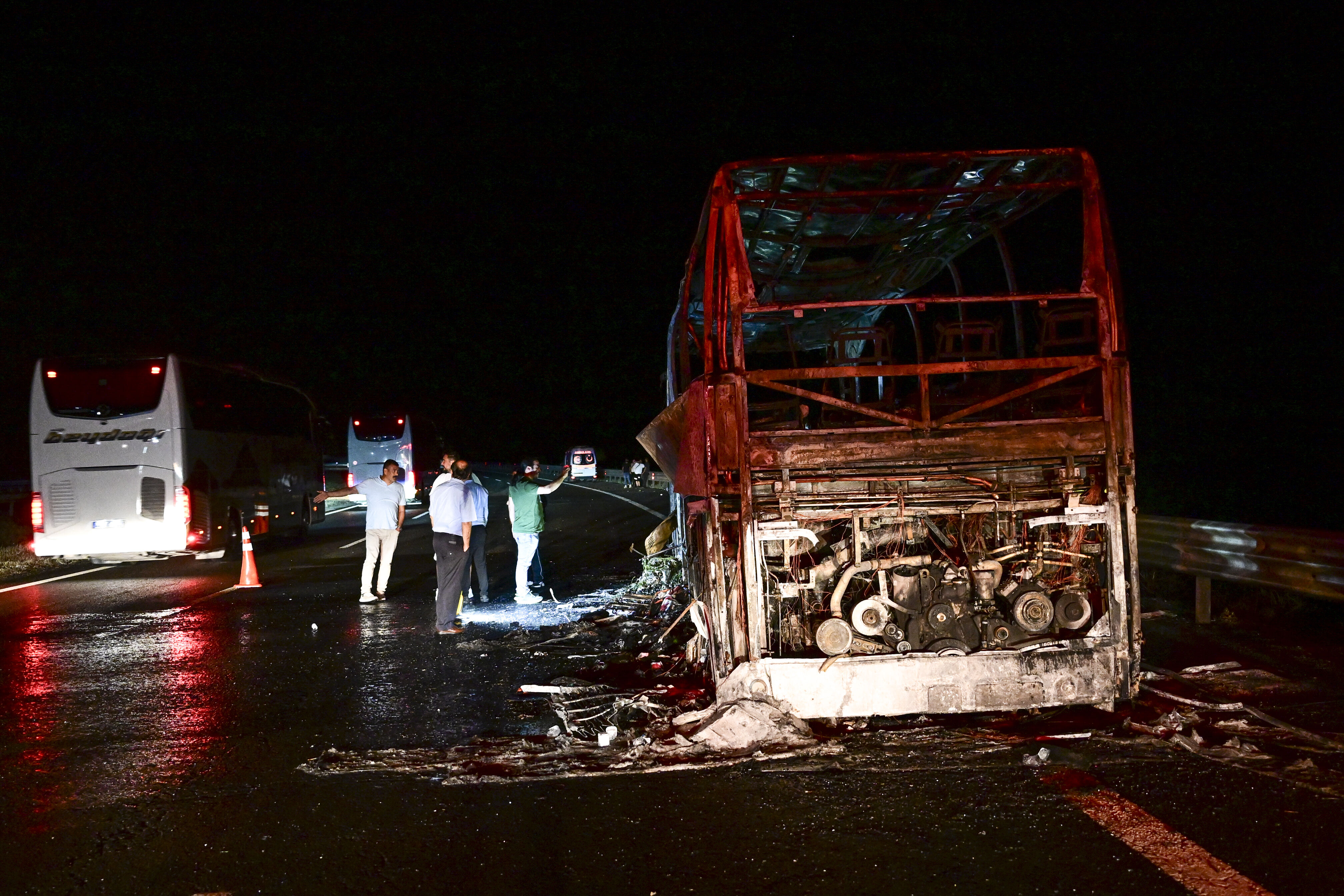 Ankara'da hareketli anlar! Yolcu otobüsü dakikalar içinde küle döndü - 1. Resim