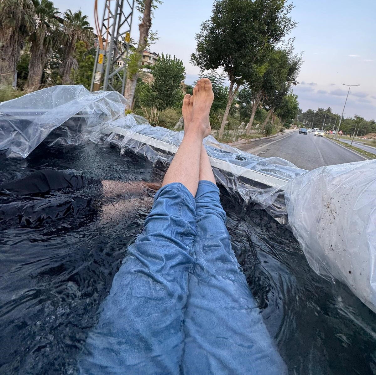 Aracın kasasını havuza &ccedil;evirip, trafiğe &ccedil;ıktı! 3 farklı nedenden 60 bin lira ceza yedi - 3. Resim