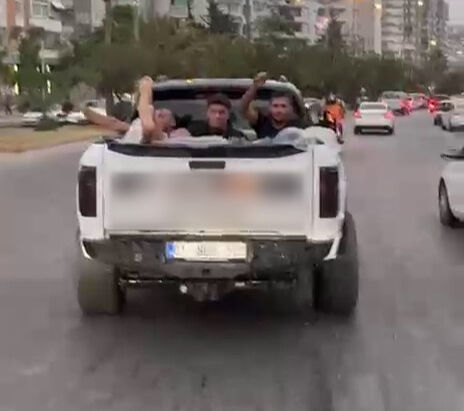 Aracın kasasını havuza &ccedil;evirip, trafiğe &ccedil;ıktı! 60 bin lira ceza yedi - 1. Resim