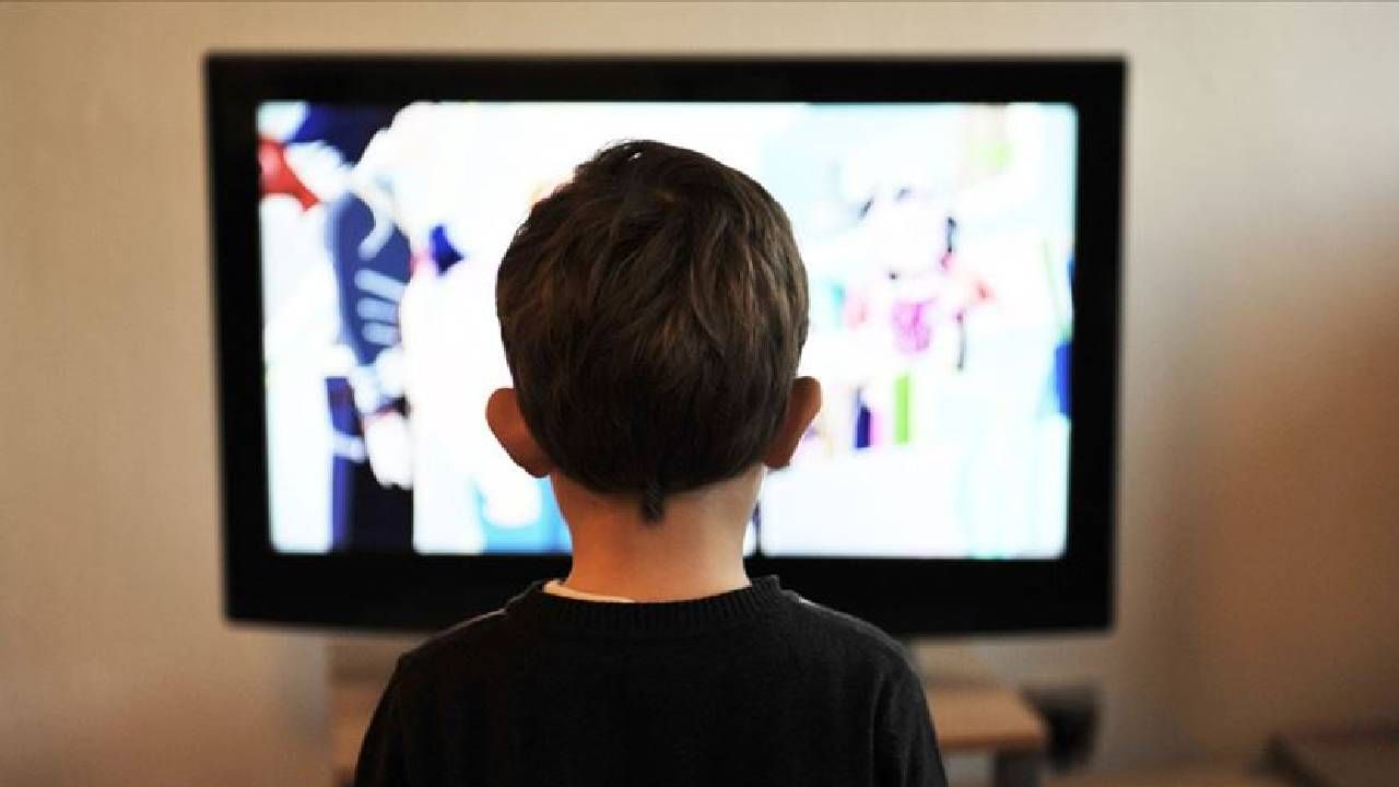 Çocuklarınız televizyonun sesini çok açıyor ve yakından izliyorsa dikkat! O hastalığın habercisi olabilir... Çocuklarınız televizyonun sesini çok açıyor ve yakından izliyorsa dikkat! O hastalığın habercisi olabilir...