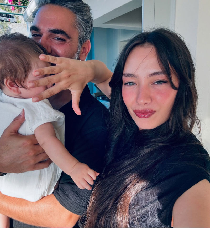 Gizemli bebek Aziz ortaya çıktı! Yüzü nihayet ucundan göründü… İşte Kadir Doğulu ve Neslihan Atagül’ün oğlu - 3. Resim