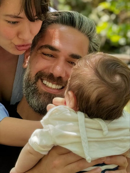 Gizemli bebek Aziz ortaya çıktı! Yüzü nihayet ucundan göründü… İşte Kadir Doğulu ve Neslihan Atagül’ün oğlu - 2. Resim