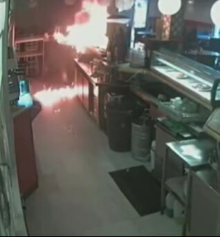 İspanya'da şaka gibi olay! Siparişi istediği gibi gelmeyince kafeyi ateşe verdi: O anlar kamerada - 2. Resim