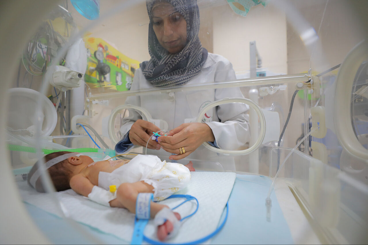 İsrail çadırlara saldırdı, 25 Filistinli hayatını kaybetti! Gazzeli bebekler hayata tutunmaya çalışıyor - 1. Resim