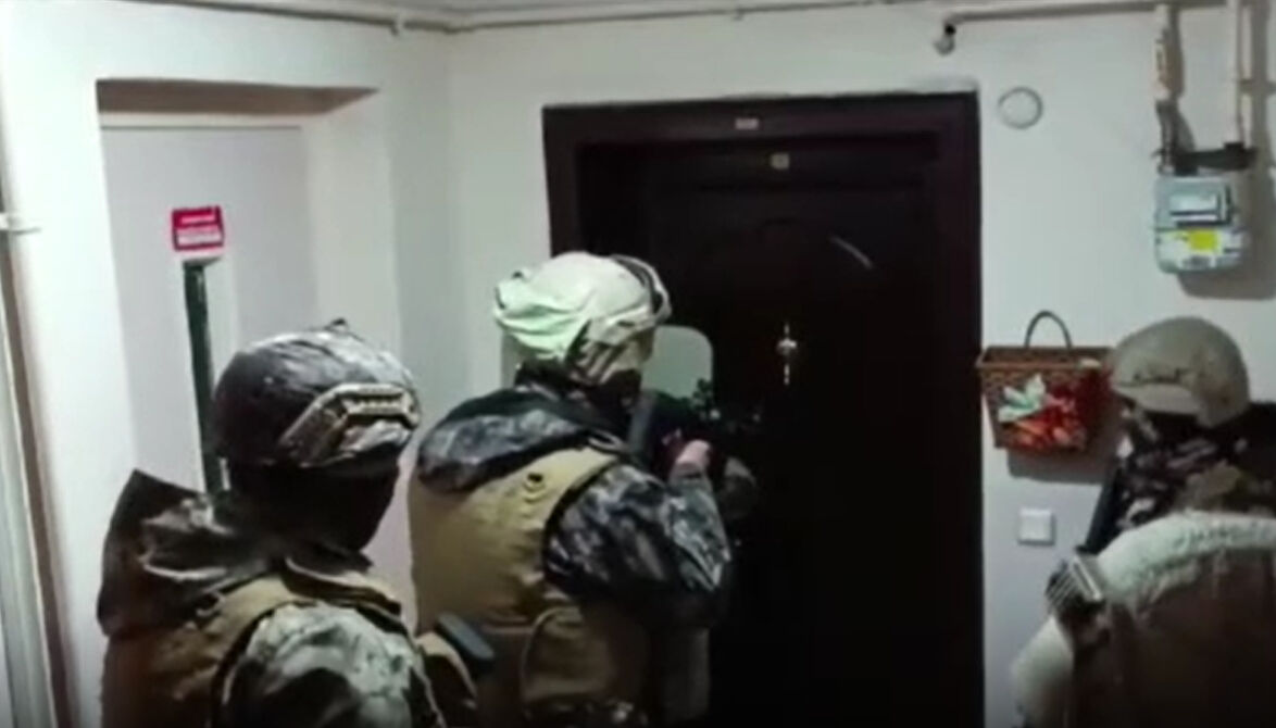 İstanbul trafiğinde tüfekle silahla dolaştılar! Araç içinde Airsoft silahla paylaşım yapan şüpheliler yakalandı - 2. Resim