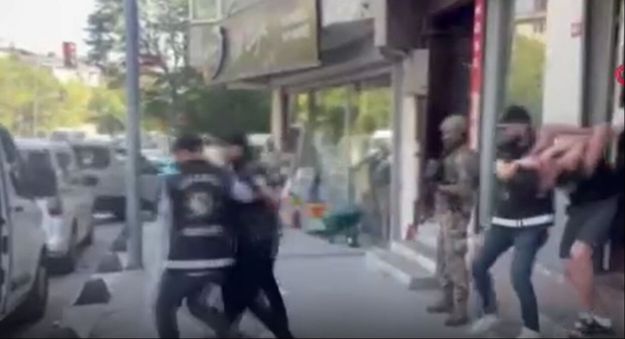İstanbul trafiğinde tüfekle silahla dolaştılar! Araç içinde Airsoft silahla paylaşım yapan şüpheliler yakalandı - 4. Resim