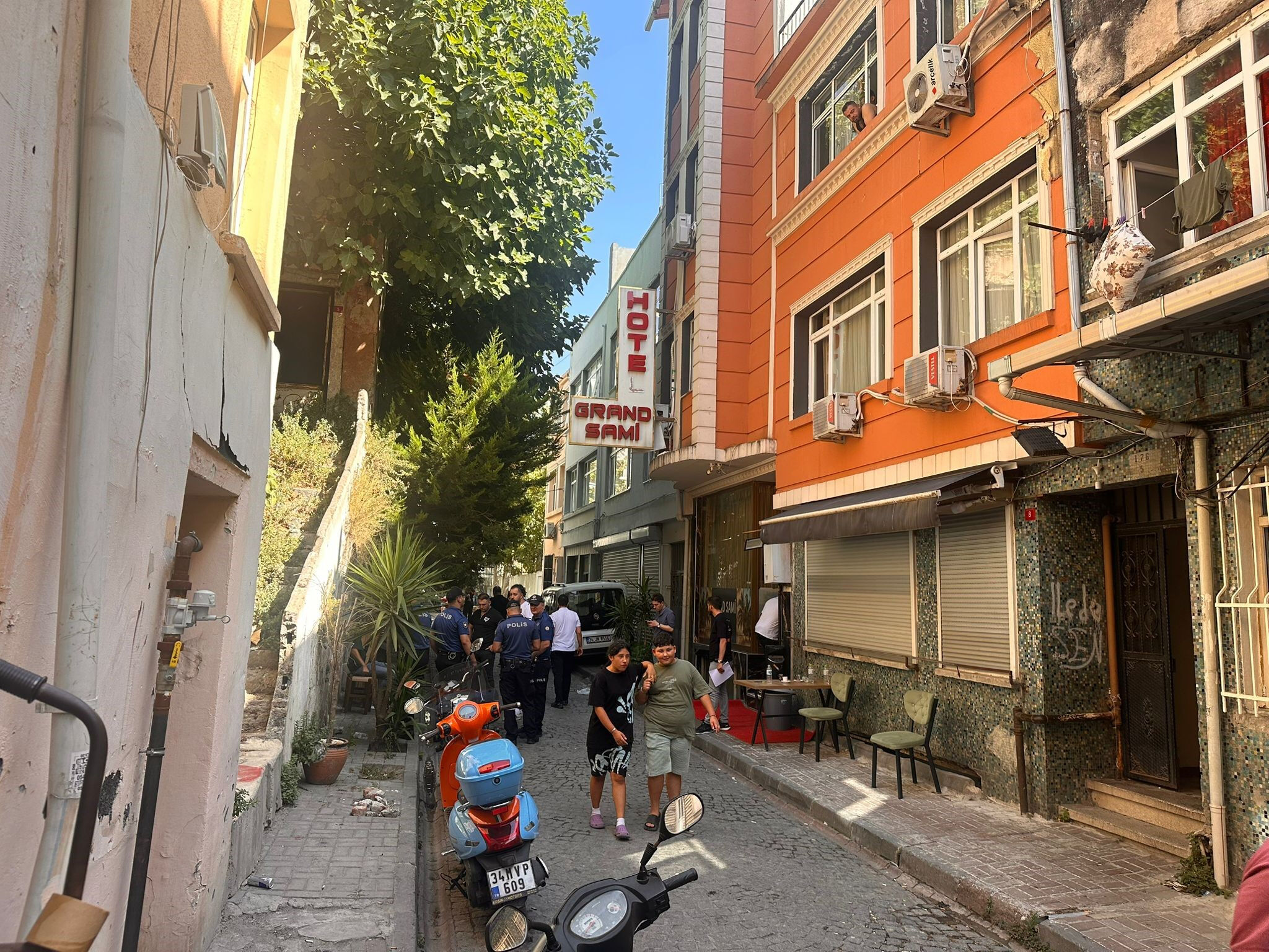 تركيا اليوم حادثة مروعة في فندق بإسطنبول! العثور على 3 جثث لعائلة أجنبية حادثة مروعة في فندق بإسطنبول! العثور على جثتي طفلين ونقل الأب إلى المستشفى - الصورة ٢