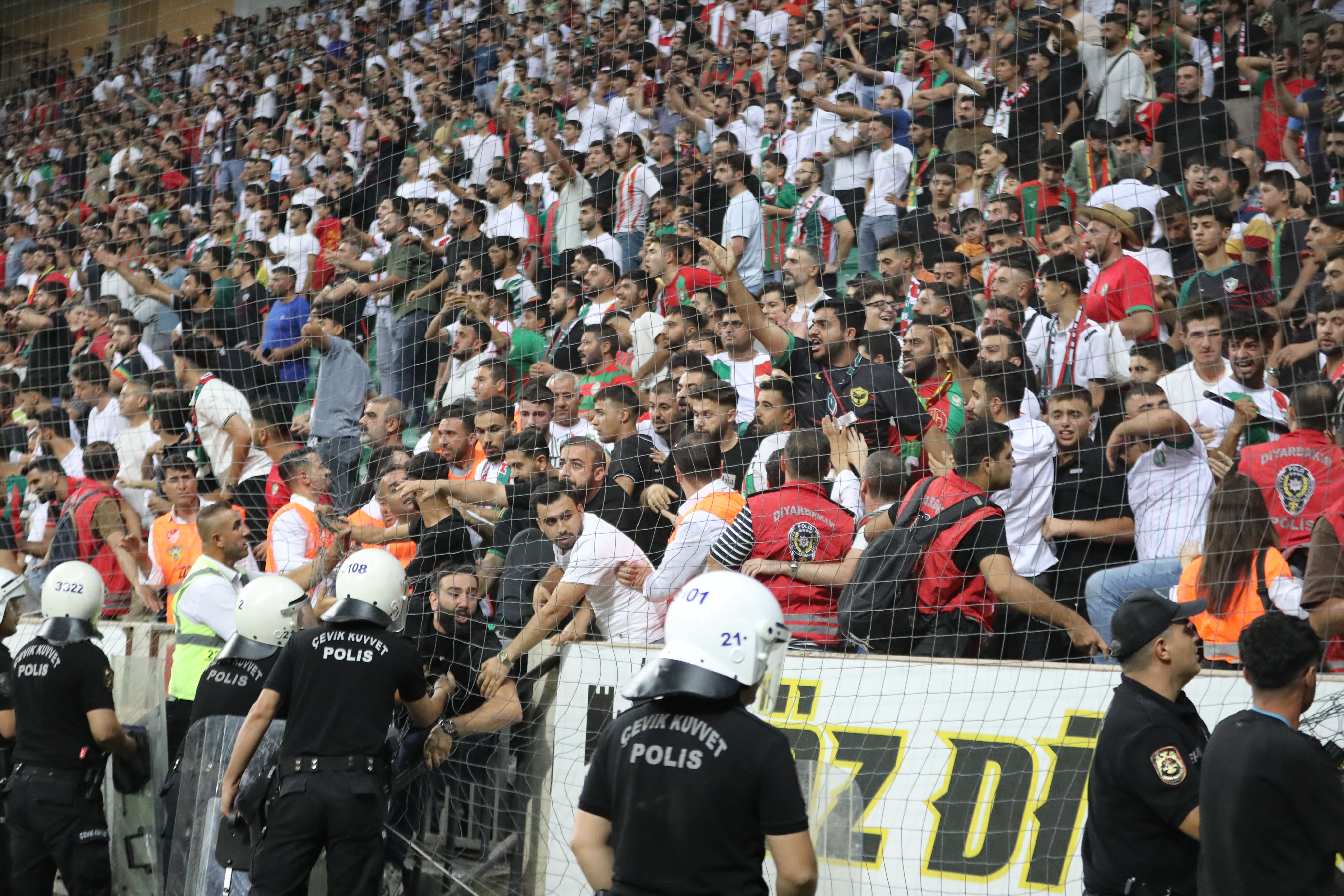 Olaylı Amedspor-Erzurumspor maçı için karar! 3 isme toplam 24 maç ceza - 2. Resim