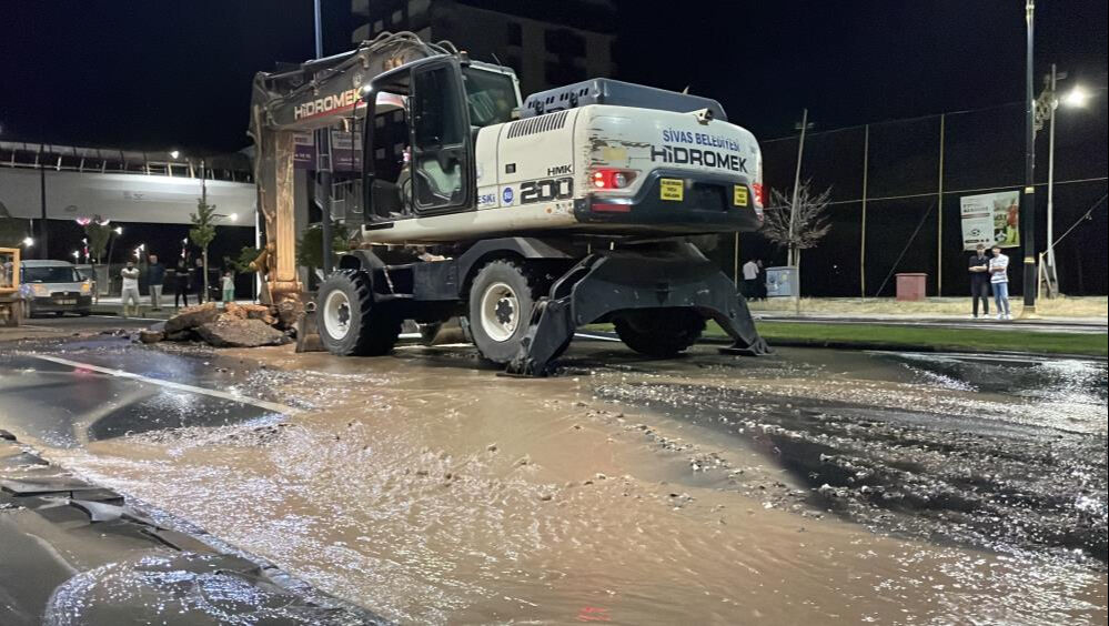 Sivas’ta ana hat su borusu patladı, cadde göle döndü! - 1. Resim