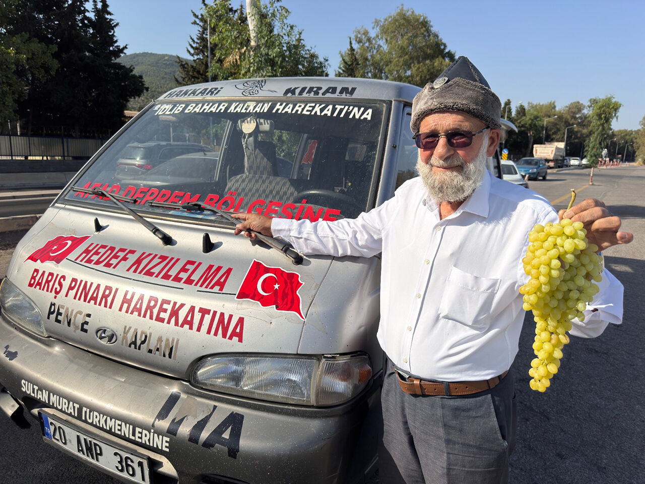 Tek gayesi askerin gönlüne girmek! Elmacı Dede bağındaki en lezzetli üzümleri getirdi Tek gayesi askerin gönlüne girmek! Elmacı Dede bağındaki en lezzetli üzümleri getirdi - 1. Resim