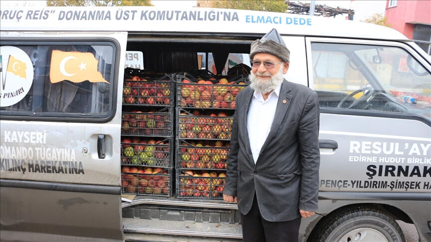 Tek gayesi askerin gönlüne girmek! Elmacı Dede bağındaki en lezzetli üzümleri getirdi Tek gayesi askerin gönlüne girmek! Elmacı Dede bağındaki en lezzetli üzümleri getirdi - 4. Resim
