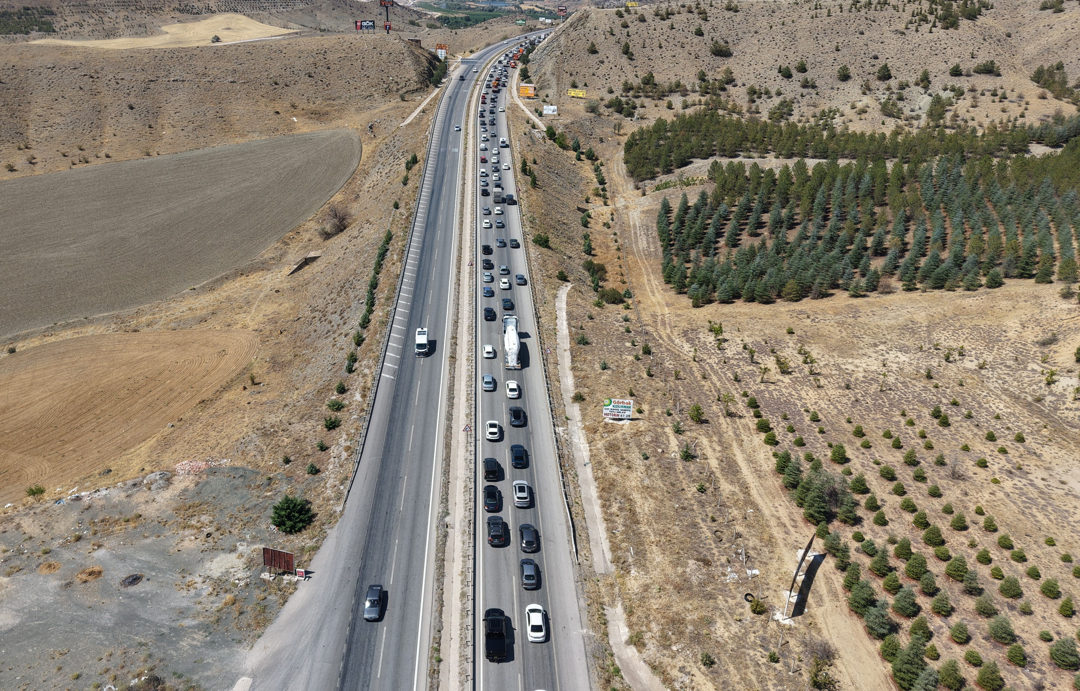 43 ilin kesiştiği yerde trafik felç! 6 kilometrelik araç kuyruğu oluştu - 3. Resim