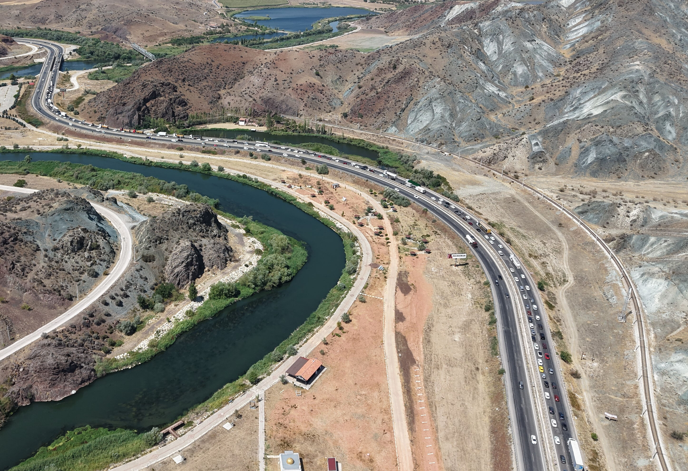 43 ilin kesiştiği yerde trafik felç! 6 kilometrelik araç kuyruğu oluştu - 1. Resim