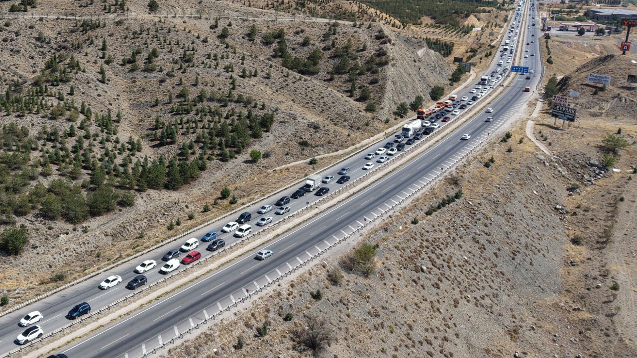 43 ilin kesiştiği yerde trafik felç! 6 kilometrelik araç kuyruğu oluştu 43 ilin kesiştiği yerde trafik felç! 6 kilometrelik araç kuyruğu oluştu