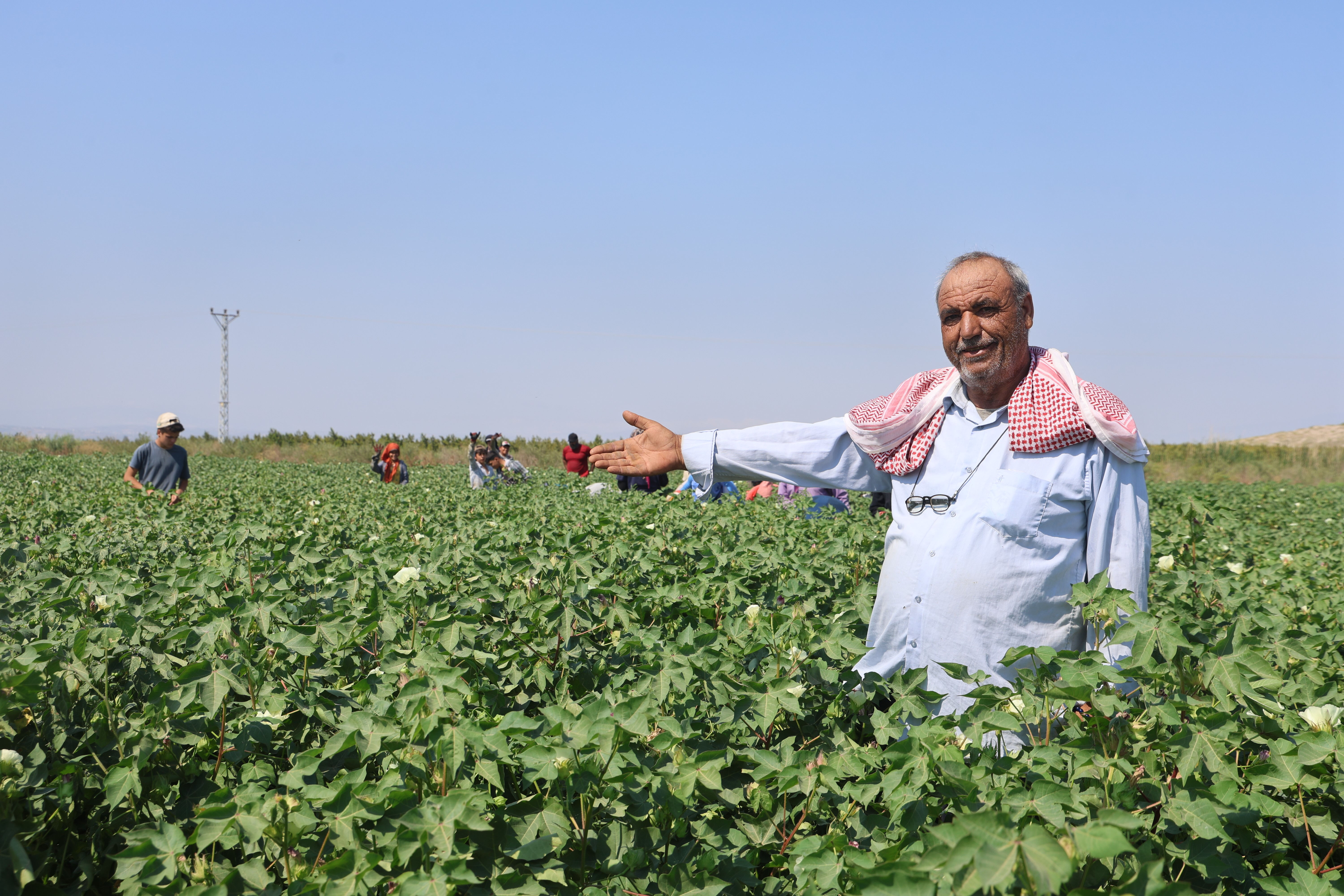 45 derece sıcaklıkta &ccedil;alışıp g&uuml;nl&uuml;k 650 TL kazanıyorlar: Serinlemek i&ccedil;in sadece soğuk su i&ccedil;iyoruz - 1. Resim