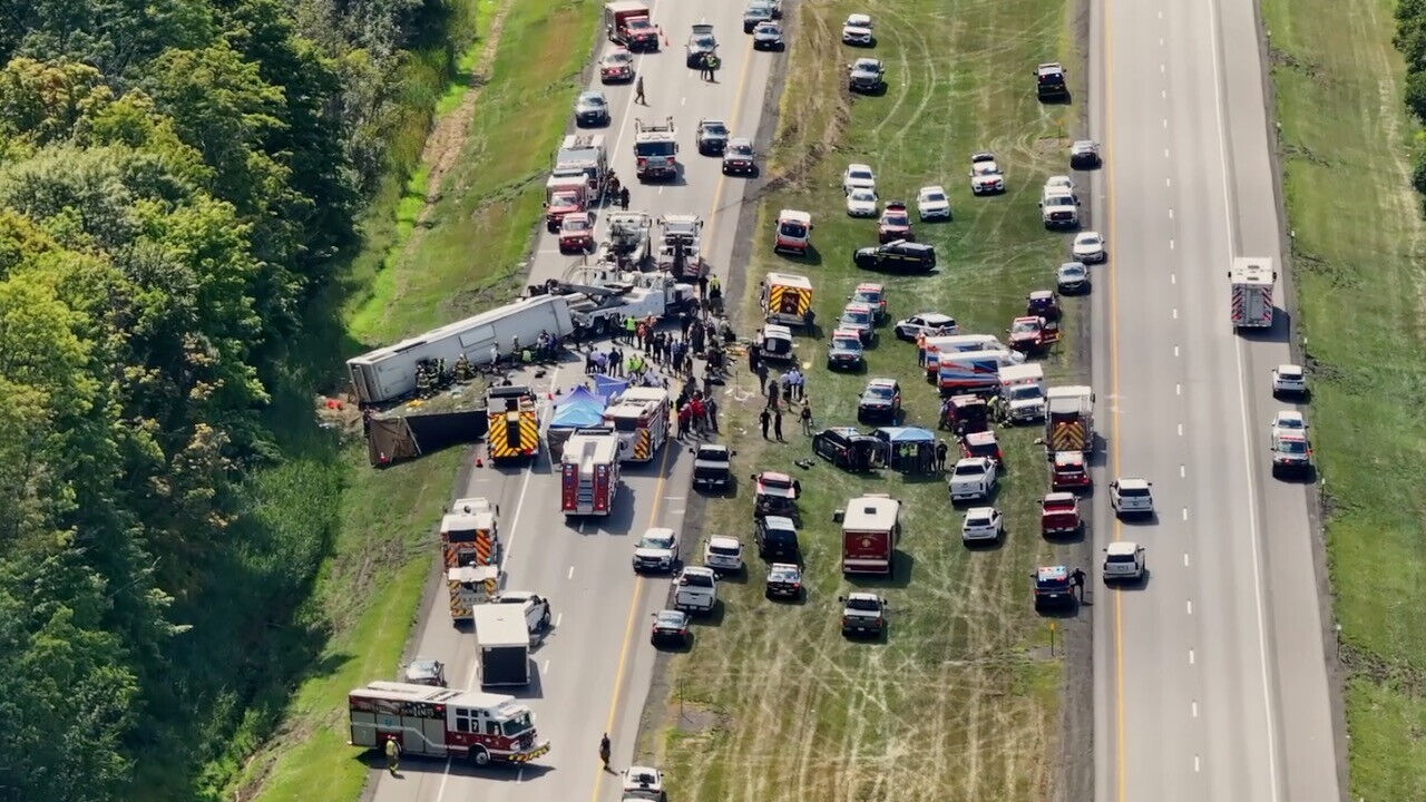 ABD'de can pazarı! Turist otobüsü takla attı: Çok sayıda ölü ve yaralı var - 1. Resim