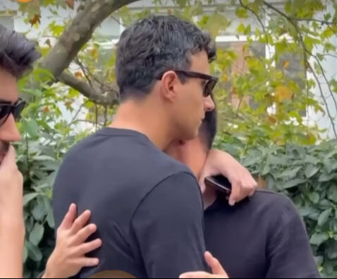 Atakan Özkaya’dan babasına veda! Cenazede rol arkadaşları yalnız bırakmadı - 5. Resim