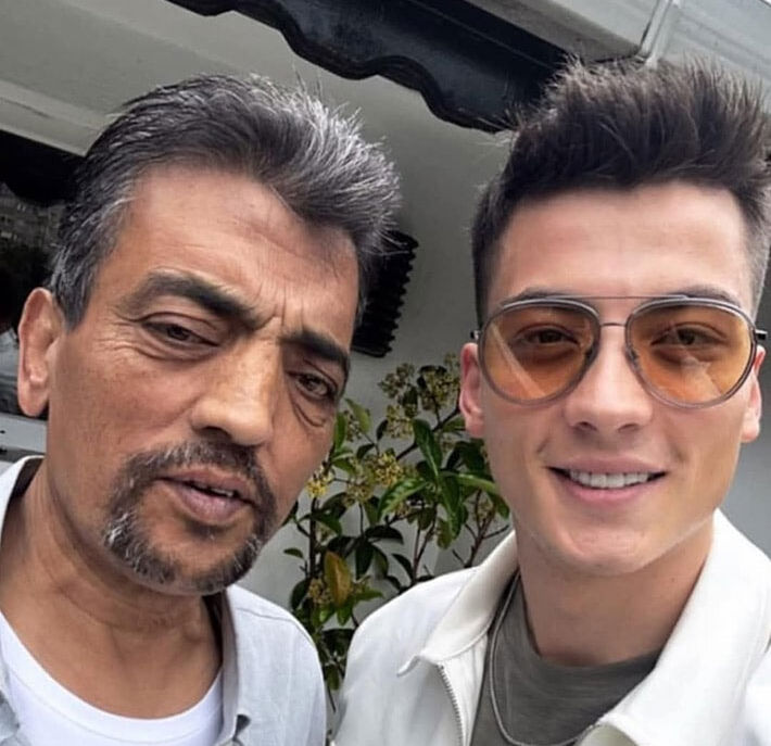 Atakan Özkaya’dan babasına veda! Cenazede rol arkadaşları yalnız bırakmadı - 1. Resim