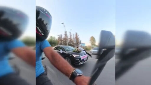 Bahşiş için 150 metre koştu! Aracın kaputunda yolculuk yaptı... - 1. Resim