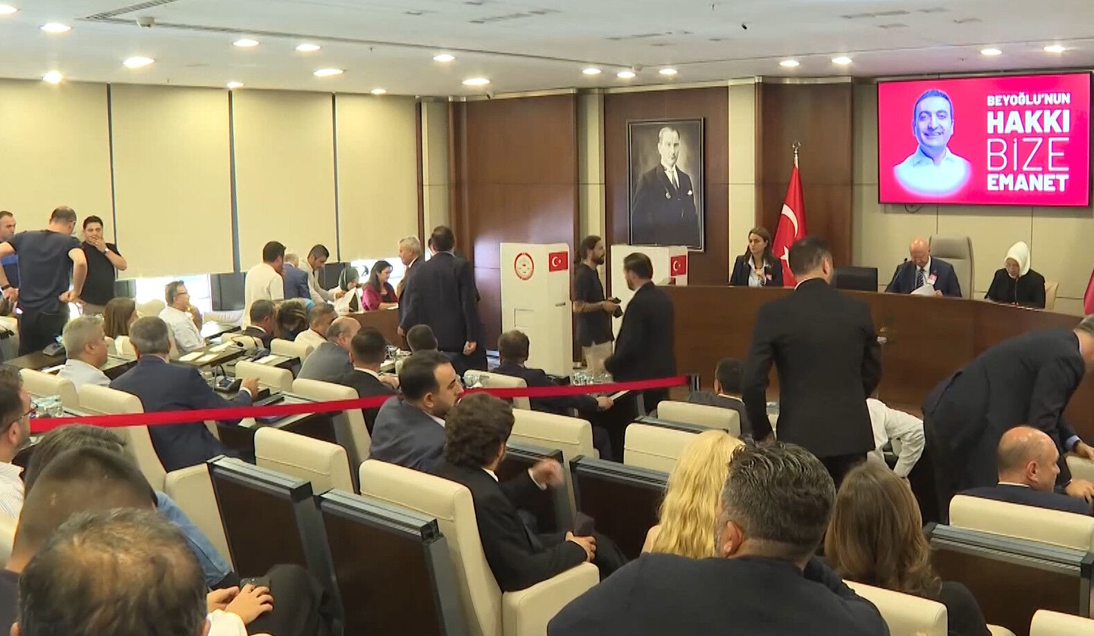 Beyoğlu neredeyse Cumhur ittifakına geçiyordu! Canlı yayında bomba sözler: CHP'li üye AK Partili isme oy verdi - 2. Resim