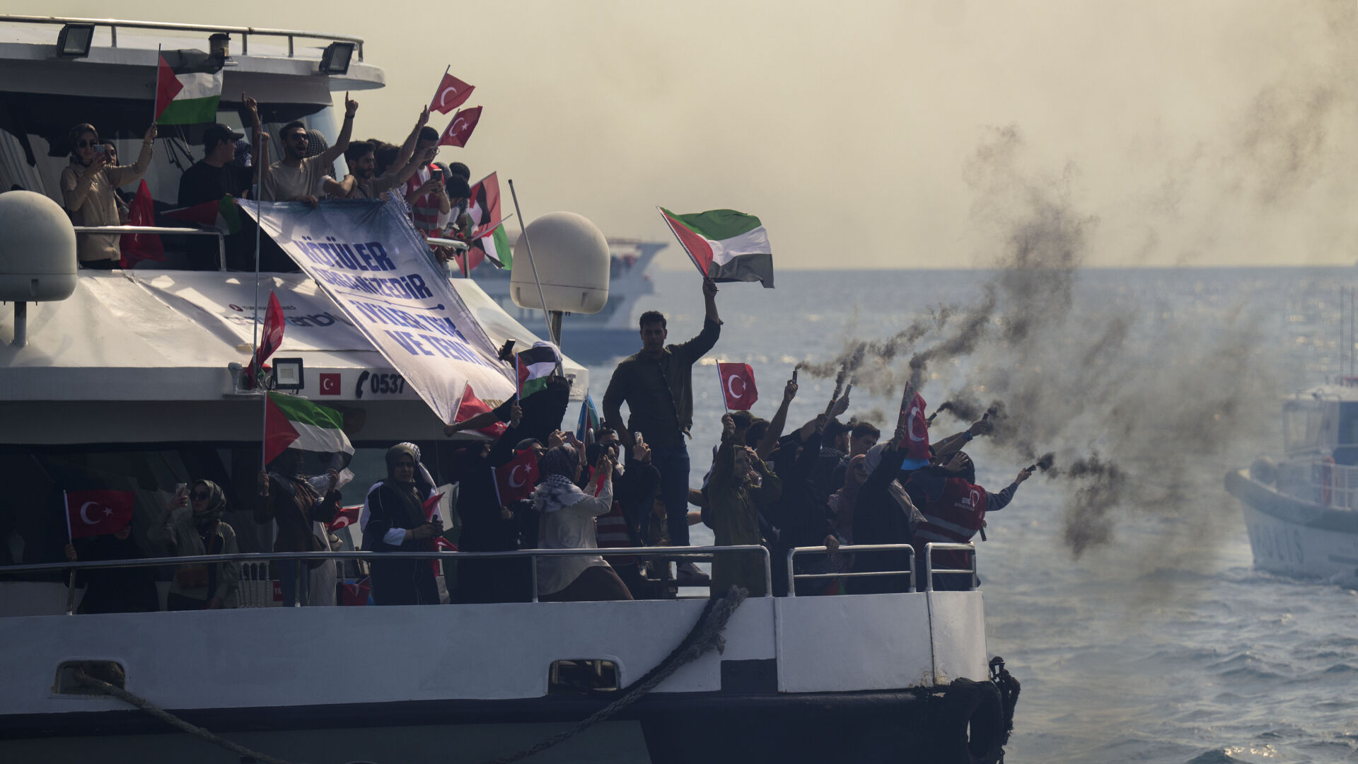 İstanbul Boğazı'ndan Gazze'ye 1000 selam! Kız Kulesi'nde Filistin bayrağı dalgalandı - 1. Resim
