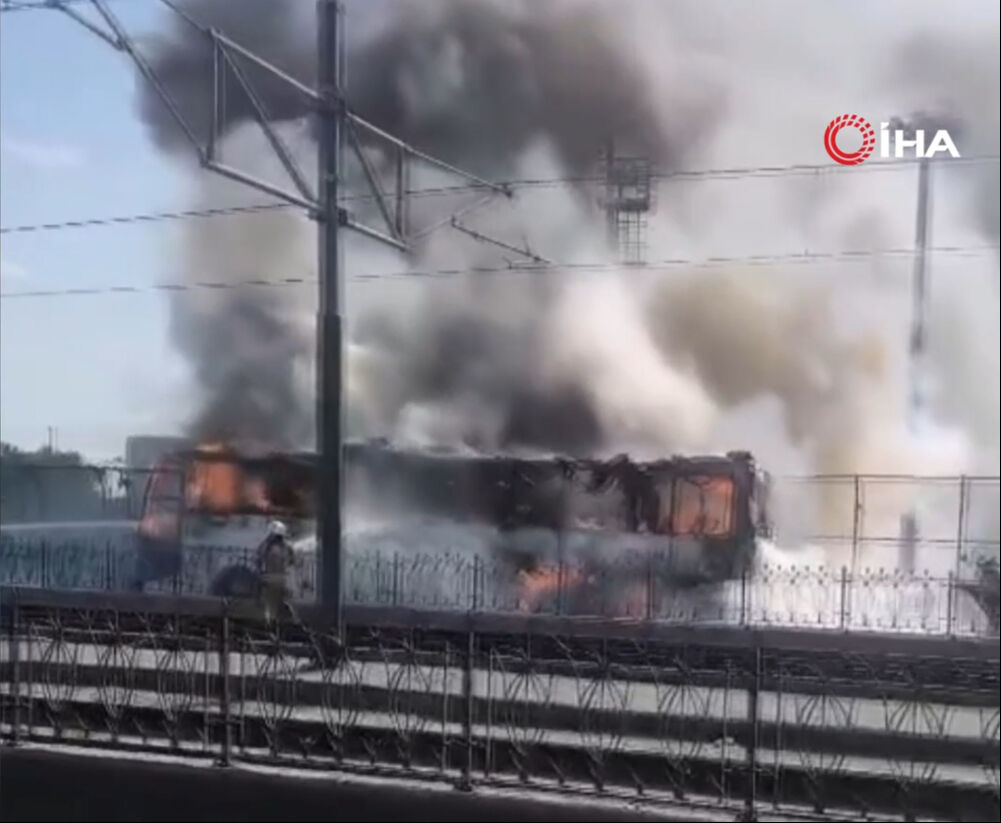 İstanbul'da facianın eşiğinden dönüldü! Servis otobüsü alev topuna döndü, saniyelerle kurtuldular - 2. Resim