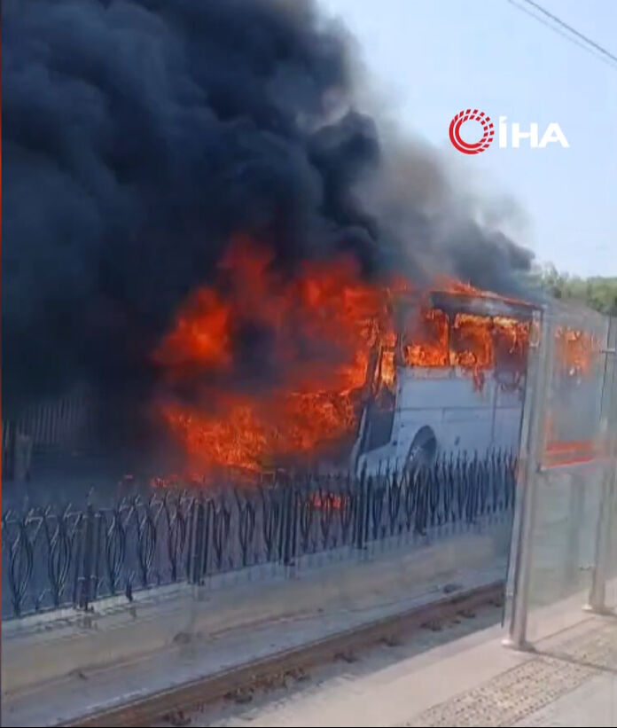 İstanbul'da facianın eşiğinden dönüldü! Servis otobüsü alev topuna döndü, saniyelerle kurtuldular - 1. Resim