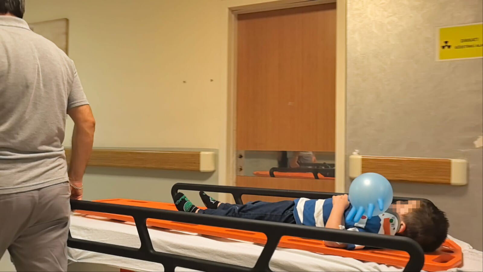 Karşıya geçen aileye otomobil çarptı! Ölü ve yaralılar var - 2. Resim