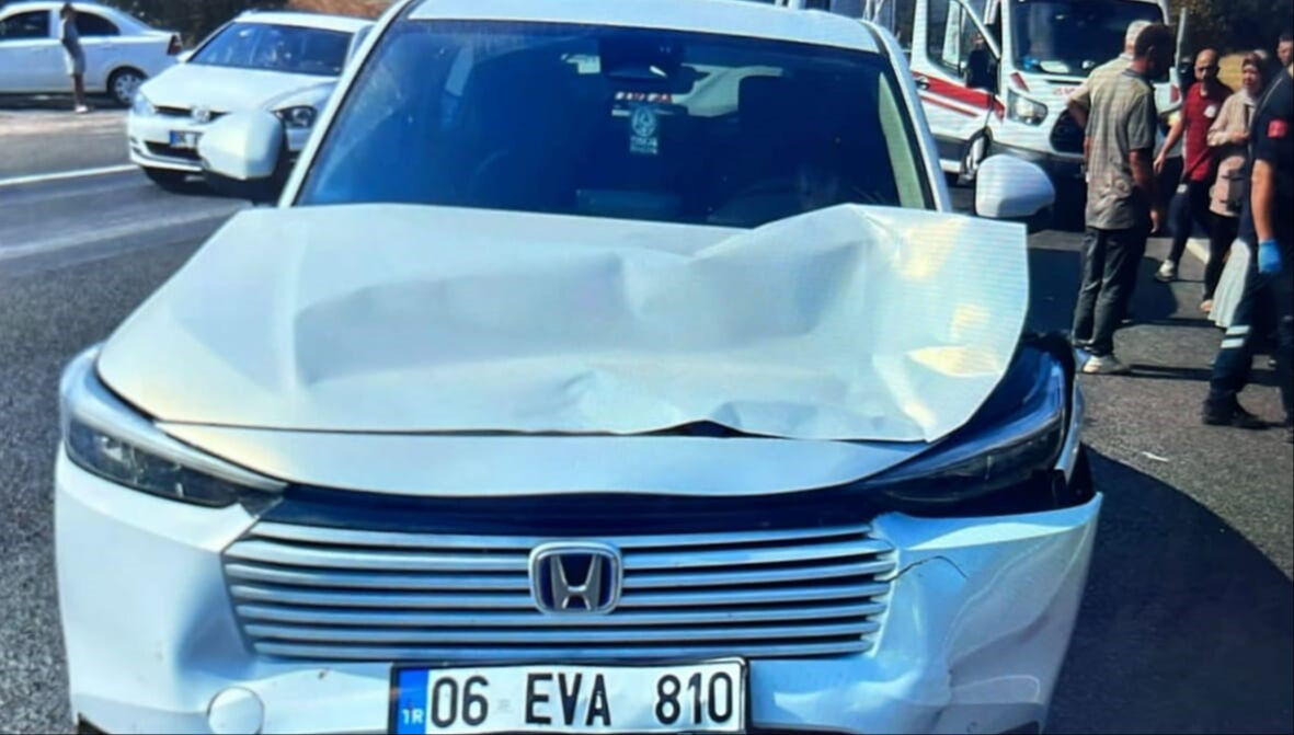 Karşıya geçen aileye otomobil çarptı! Ölü ve yaralılar var - 1. Resim