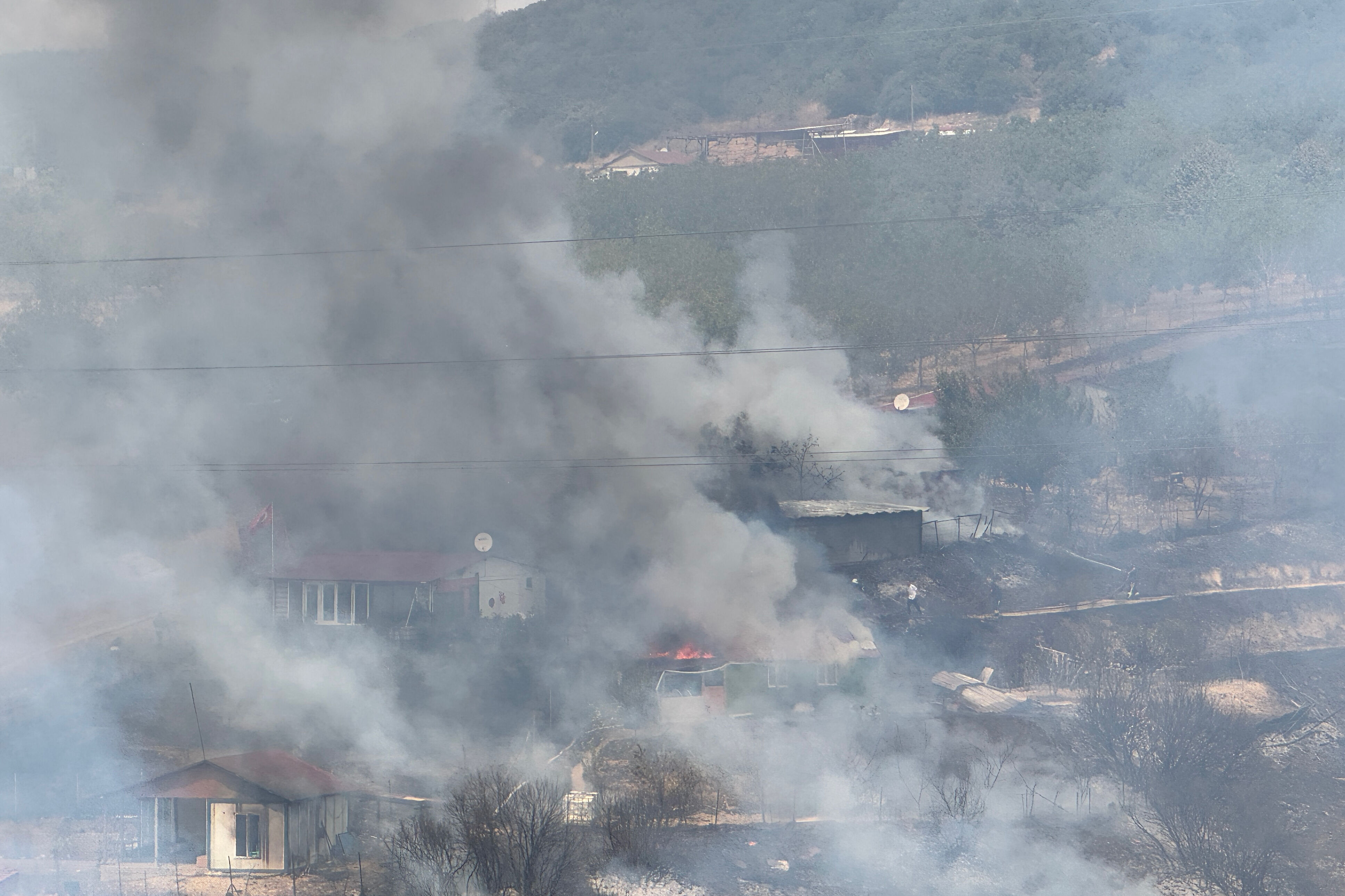 Kocaeli'nde orman yangını evlere sıçradı! Alevlerle mücadele başladı - 3. Resim